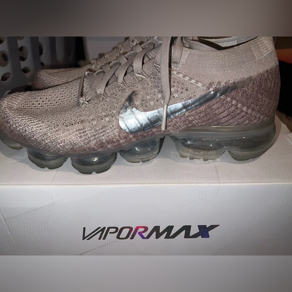 Women's 8 1/2 Nike air Vapormax Flynit shoes